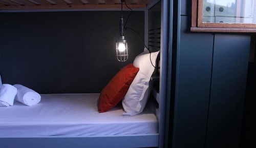 Dortoir de 4 personnes salle de bain sur le palier