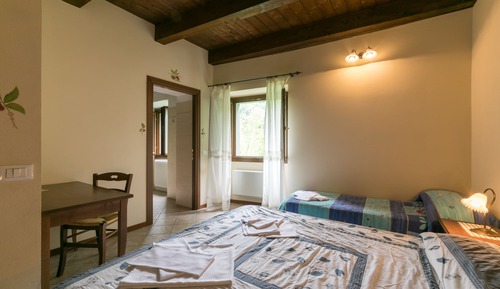 Triple Room, Hill View (Castagna)