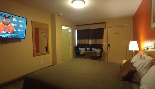 Basic Room, 1 King Bed, Accessible