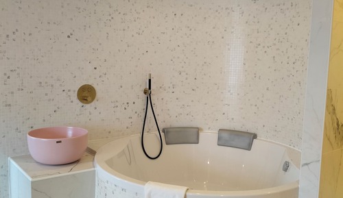 Honeymoon Suite