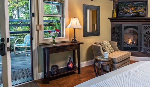 The Live Oak, 1 Queen Bed, ADA Accessible, Private Bathroom