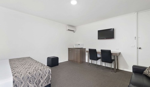 Deluxe Room, 1 King Bed, Non Smoking, Pool View