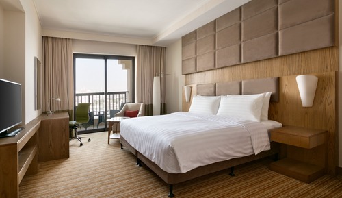 Deluxe Suite King with Lounge Access