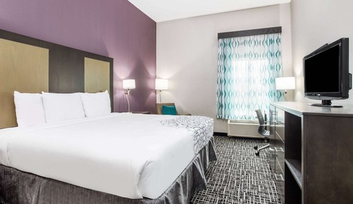 Room, 1 King Bed, Accessible, Non Smoking (Mobility/Hearing, Roll-In Shower)