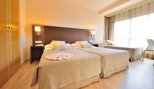 Double Room (with 2 extra beds, child)