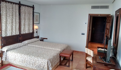 Standard Twin Room (2 adults + 1 child)