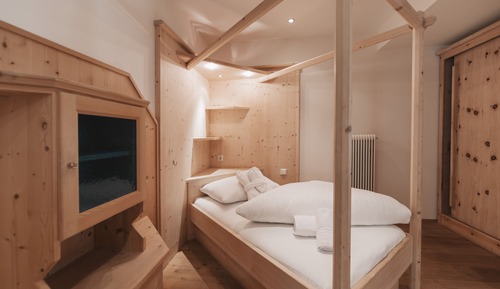 Deluxe Suite, 2 Bedrooms, Non Smoking, Mountain View