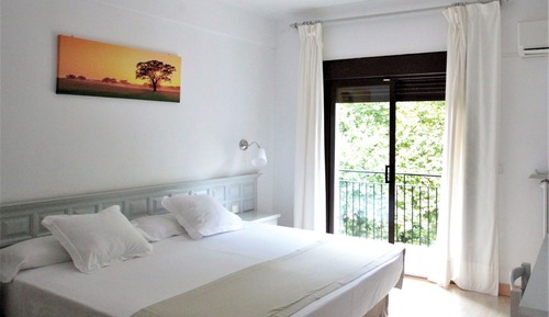 Standard Room, 1 King Bed, Private Bathroom, Mountain View