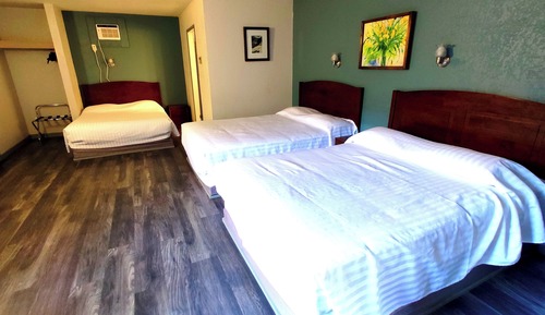 Family Room, 3 Queen Beds
