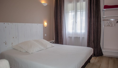 Comfort Double Room, 1 Queen Bed, Private Bathroom, Partial Lake View