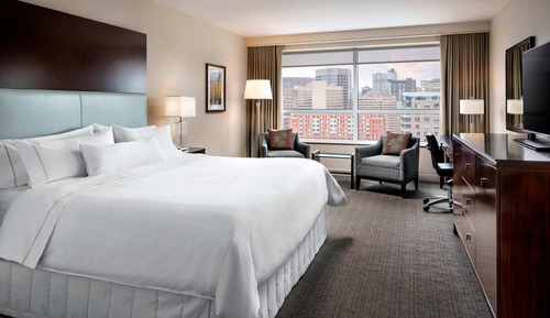 Deluxe Room, 1 King Bed, Corner