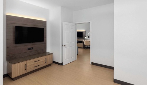 Deluxe Suite, 1 King Bed, Accessible, Non Smoking (Mobility,Hearing,Roll-In Shower)