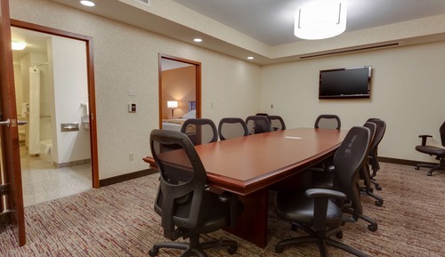 Deluxe Room, 1 King Bed, Accessible, Refrigerator & Microwave (2 Rooms, Board Room Table, Tub)