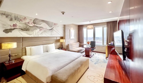 Standard Room, 1 King Bed, Club Lounge Access (Lounge Access)
