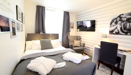Double Room (Das Graue Zimmer)