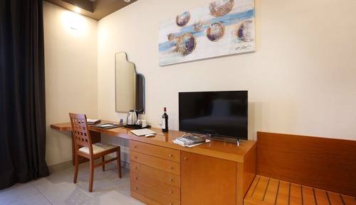 Comfort Room, 1 Queen Bed, Balcony, Garden View
