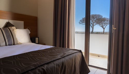 Comfort Room, 1 Queen Bed, Non Smoking, Balcony