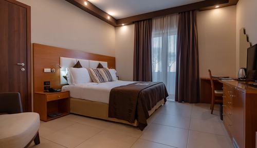 Deluxe Studio, 1 Queen Bed, Kitchen, Pool View