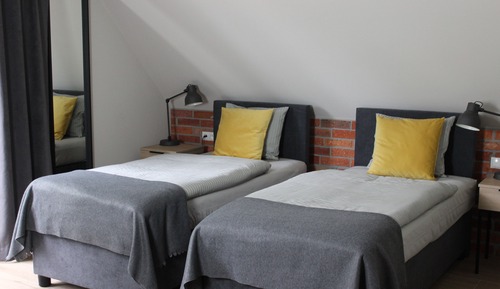 Traditional Studio Suite (2)