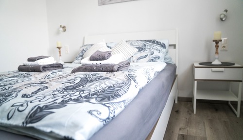 Deluxe Double Room, 1 King Bed (Beige/Grey Nr 7)