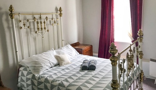 Standard Queen Room, Shared Bathroom