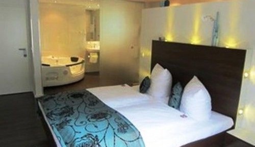 Exclusive Single Room, Jetted Tub (Waterworld)