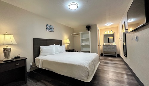 One Bedroom Queen Suite