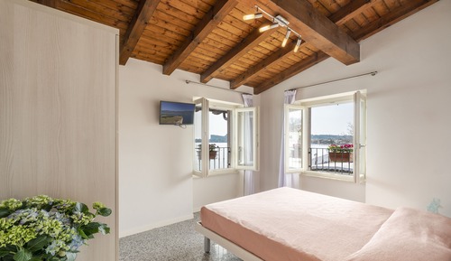 Studio, Lake View