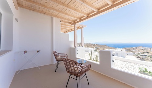 Honeymoon Suite, Sea View