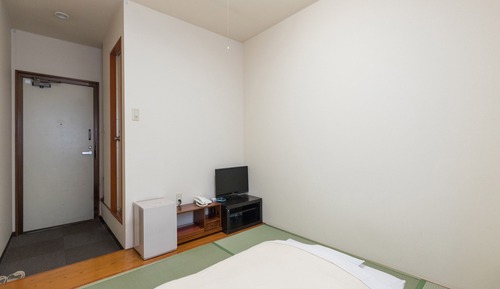 Japanese Single Room, Smoking