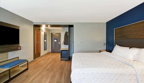 Room, 1 King Bed, Accessible (Mobility & Hearing, Roll-in Shower)
