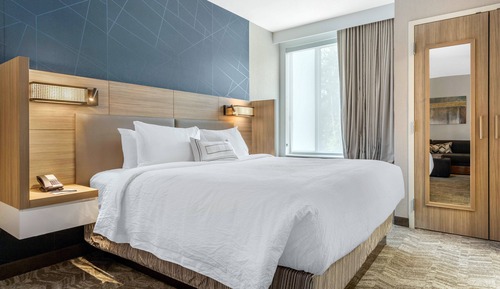 Suite, 1 King Bed (Hearing Accessible)