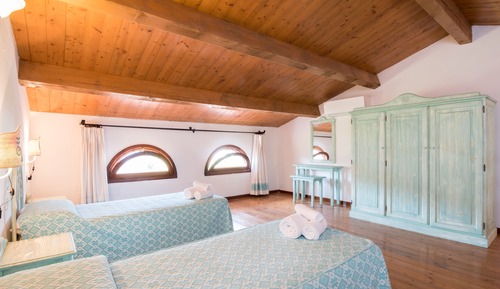 Classic Quadruple Room (2 adults + 2 child)