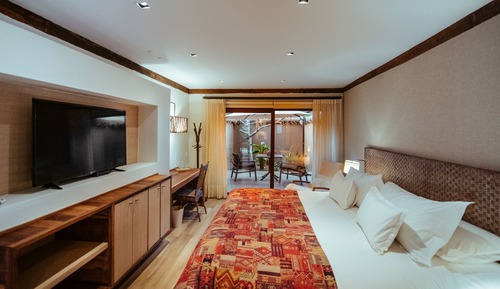 Deluxe Room, 1 King Bed, Mountain View