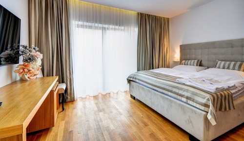 Suite, 1 Queen Bed (Wedding)