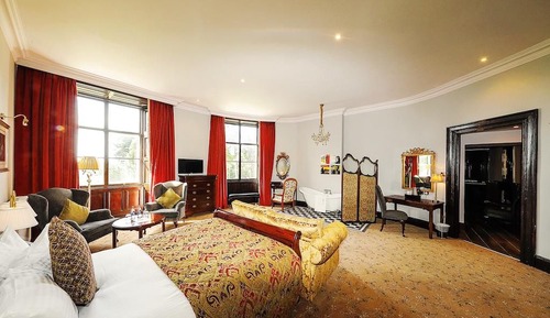 Deluxe Room, 1 Queen Bed, Non Smoking, Garden View
