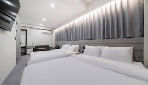 Family Room, 2 Queen Beds, Non Smoking, City View