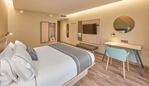 Room, 1 King Bed, Non Smoking, Partial Ocean View