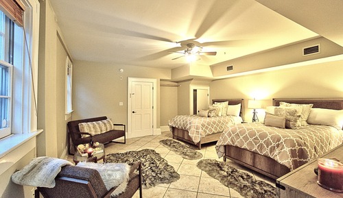 Comfy Carriage House Steps from the River