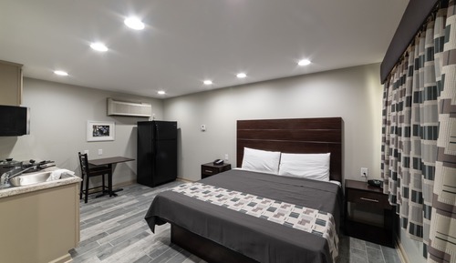 Deluxe Studio, 1 King Bed, Non Smoking, Kitchenette