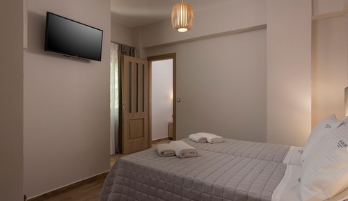 Family Room (up to 6 guests)
