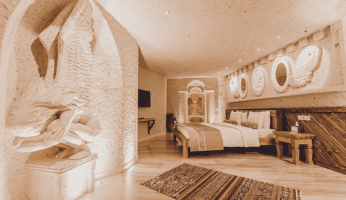 Spa Cave Suite