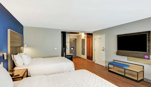 Room, 2 Queen Beds, Accessible, Bathtub