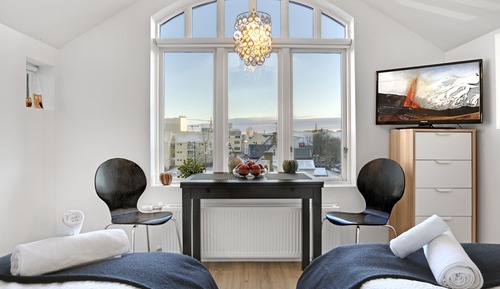Studio, Balcony