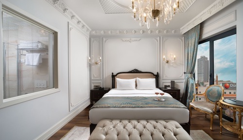 Superior King Room City View