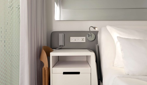 Premium Room, 1 Queen bed, Partial Harbor View