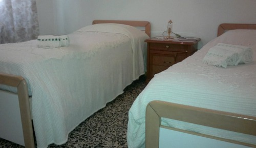 Twin Room, 2 Twin Beds, Shared Bathroom