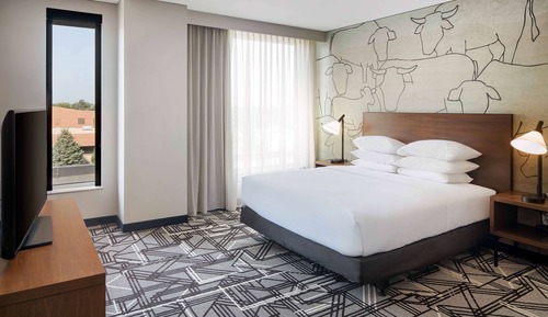 Suite, 1 King Bed, Accessible, Non Smoking (Roll-in Shower, Boardroom)