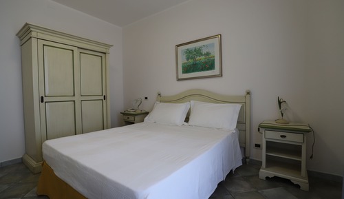 Camera doppia, balcone, primo piano, vista mare