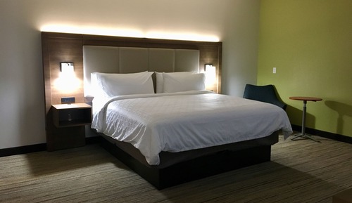 Suite, 1 King Bed, Roll-in Shower (Communications)